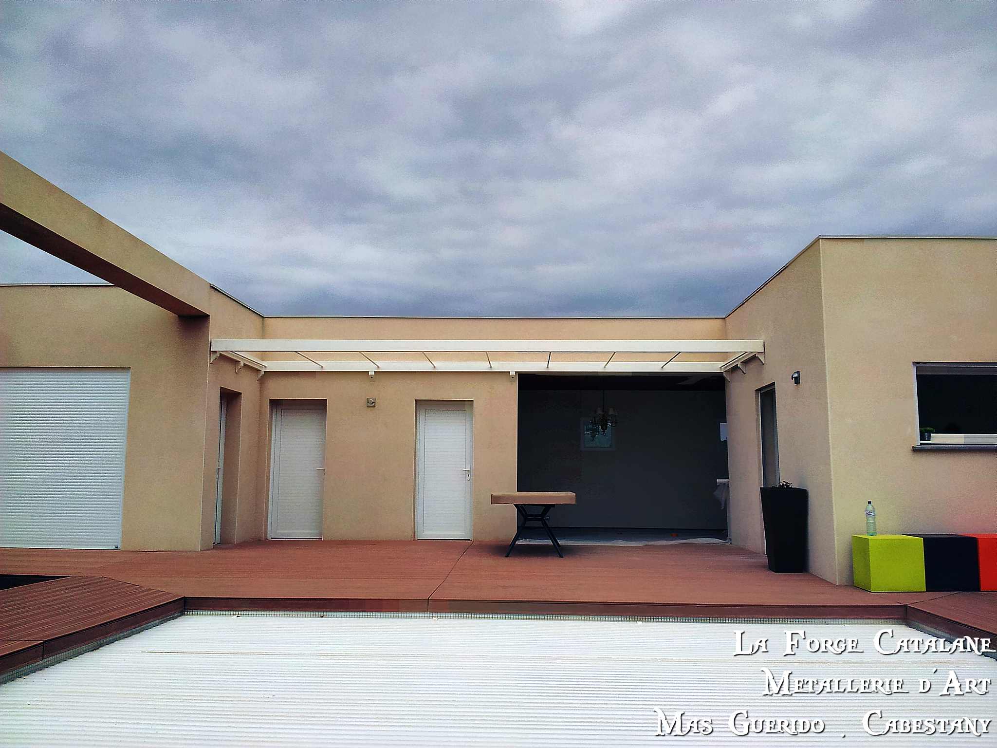 pergola moderne tube fer montage sur corbeaux Forge Catalane Cabestany (2).jpg